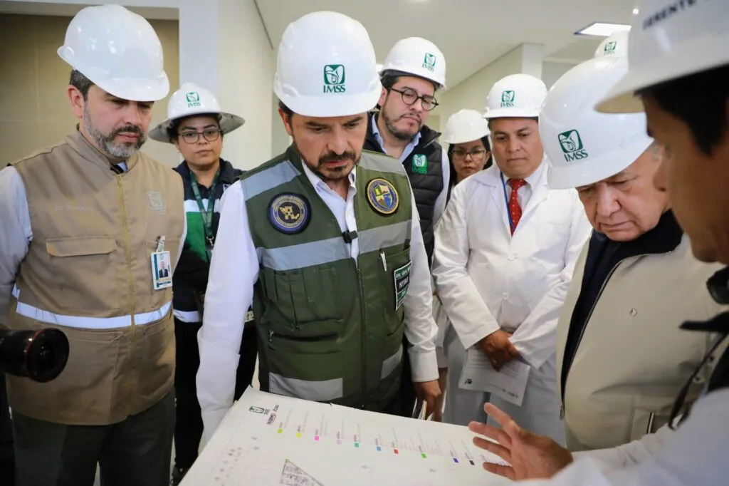 Julio Menchaca y Zoé Robledo supervisan avance del nuevo Hospital del IMSS en Tlaxcoapan