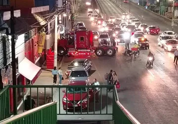 Tráiler choca contra vehículos y negocios en Tulancingo; esto sabemos