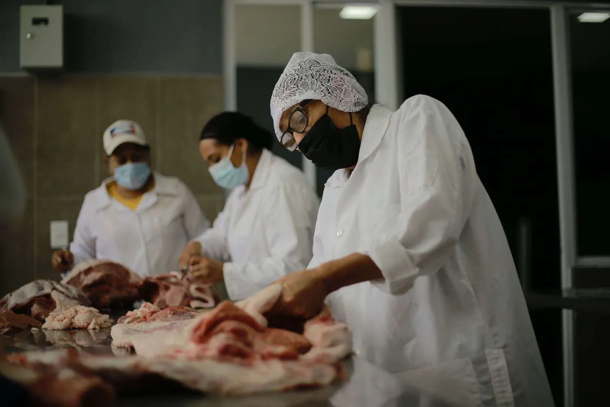 Huejutla impulsa el autoempleo con taller de elaboración de productos cárnicos