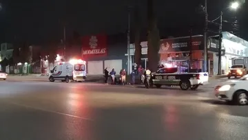 Motociclista grave tras ser impactado por taxi en Avenida Juárez Tizayuca