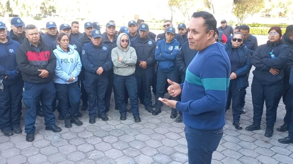 Policías protestan en la presidencia municipal de Tula