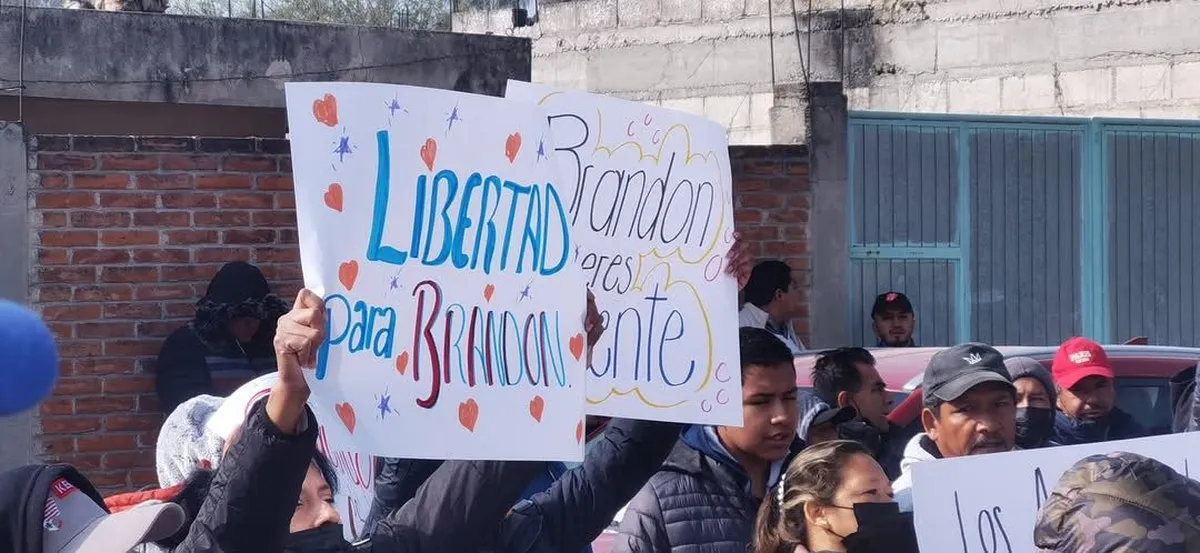 Familiares y amigos de Brandon “N” exigen su liberación tras detención en Mixquiahuala