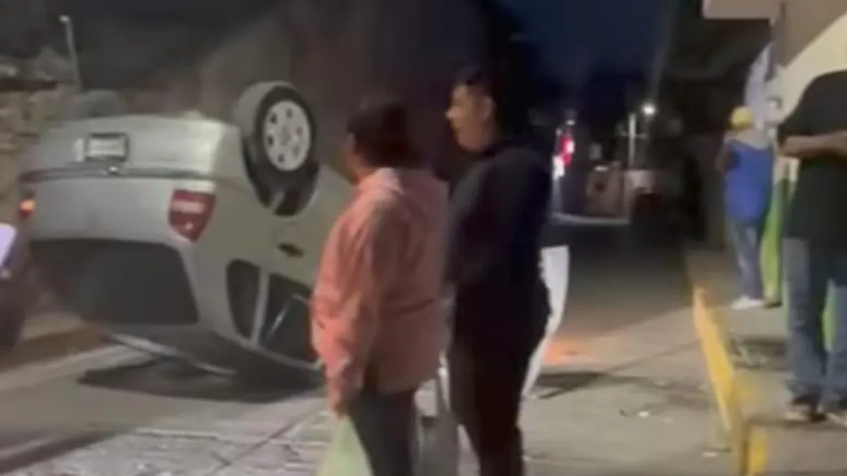 Auto volcado en la calle Aldama, centro de Zimapán.