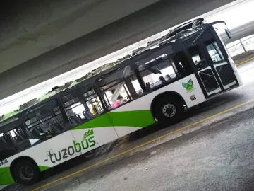 Choca Tuzobús frente a Galerías, hay 10 lesionados