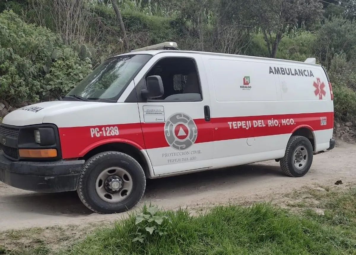 Choca ambulancia de Tepeji con transporte público