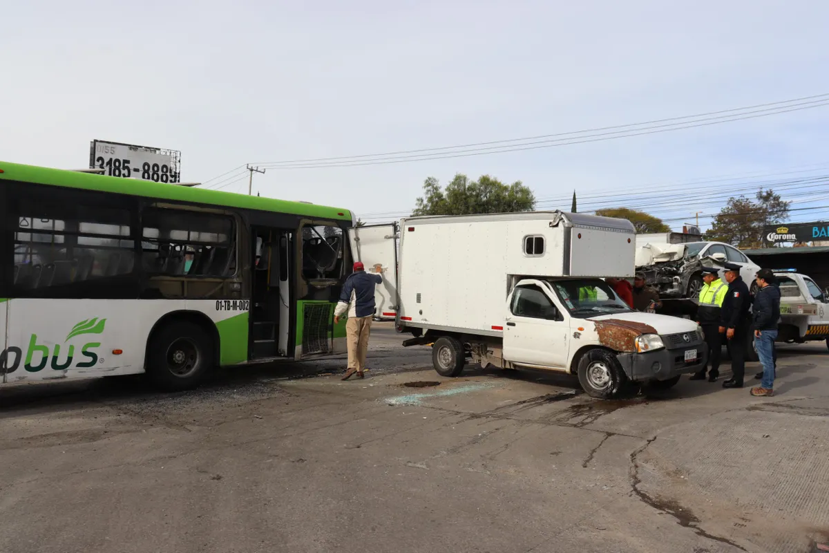 Pachuca: choque entre Tuzobús y autos deja dos lesionados