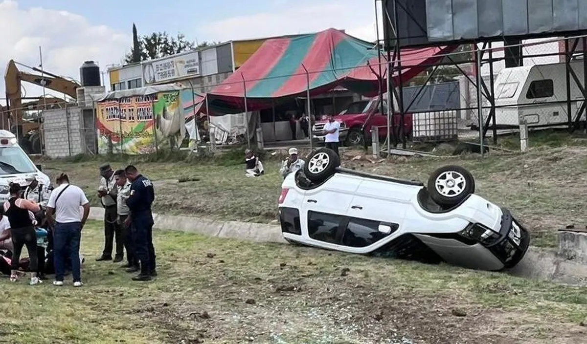 Autopista México-Pachuca: 4 lesionados por volcadura de camioneta