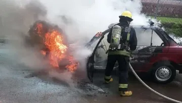 Auto se incendia en bulevar Bonfil de Pachuca