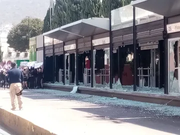 Modificarán diseño de tres estaciones del Tuzobús; cambiarán cristales por concreto