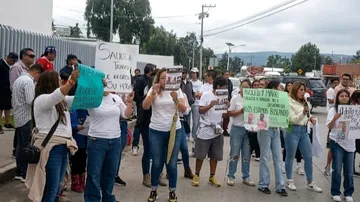 Bloquean la Tulancingo-Santiago por desaparición de dos trabajadores de la CFE