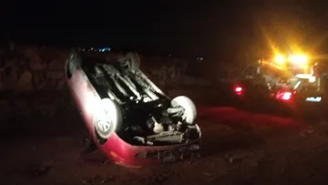 Vuelca auto sobre la carretera de Villa de Tezontepec-Temascalapa