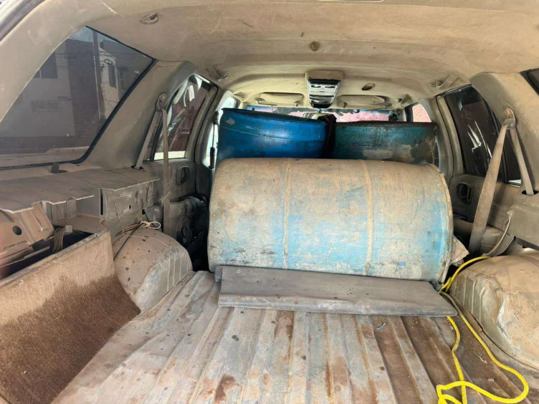 Policía Estatal asegura un vehículo y 540 litros de huachicol en Tulancingo