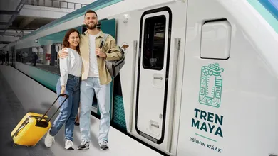 Turistas en el Tren Maya disfrutando un recorrido por el sureste.
