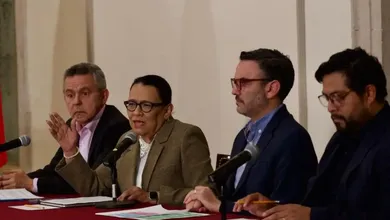 La secretaria de Gobernación, Rosa Icela Rodríguez, encabeza la conferencia de prensa realizada en el Salón Juárez del conjunto Bucareli