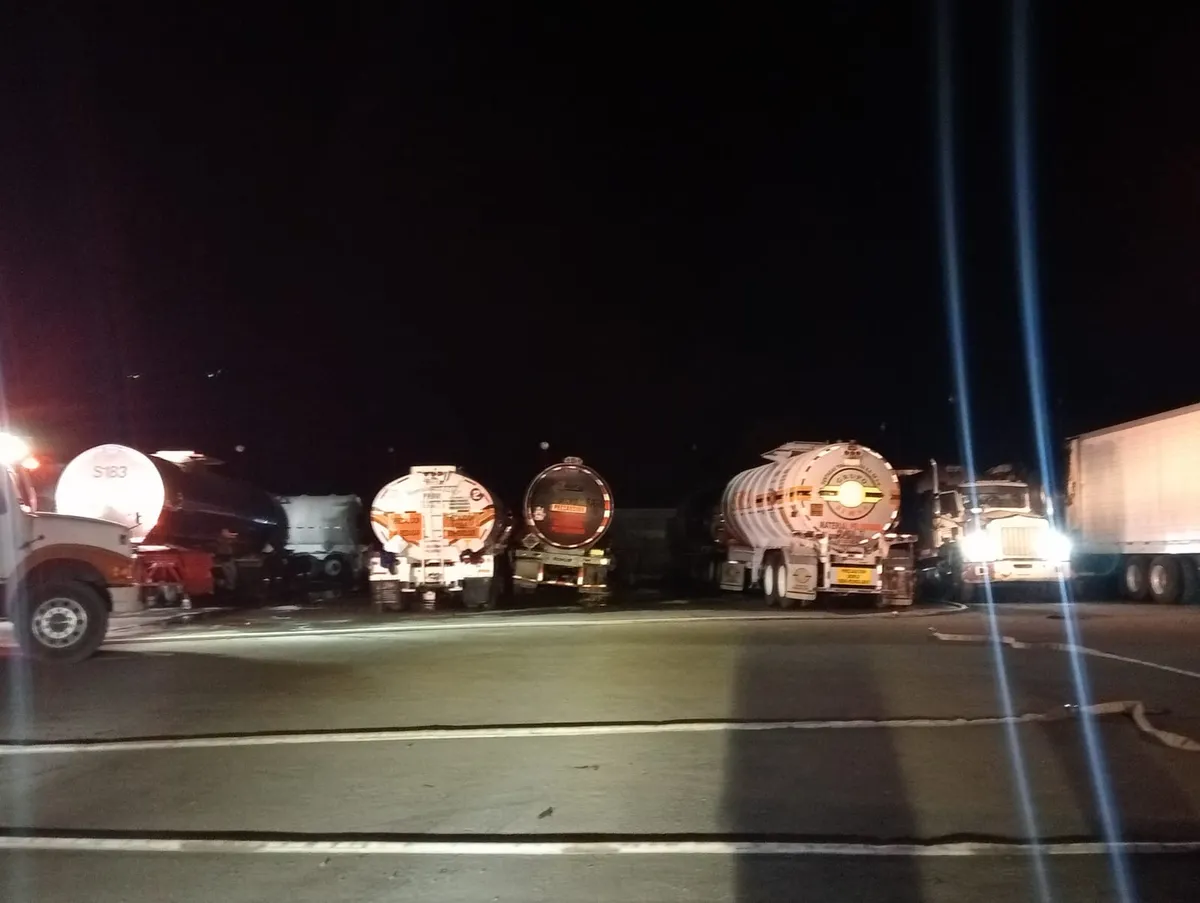 Tula de Allende: incendio en gasera deja 5 pipas calcinadas