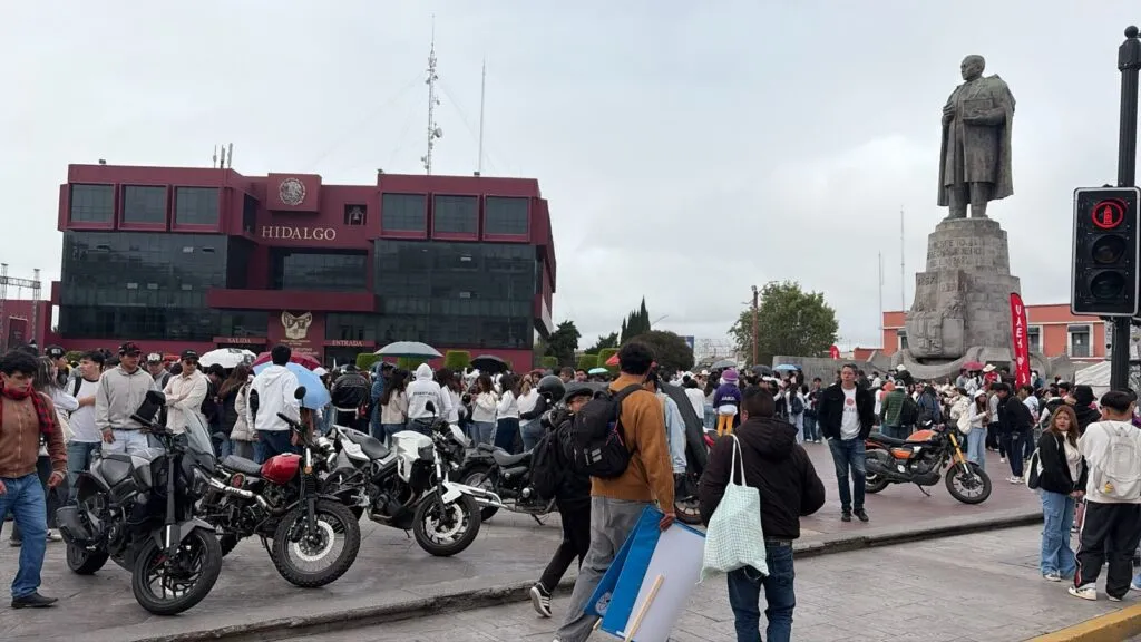 Gerardo Sosa encabeza marcha de la UAEH: toman las calles de Pachuca por la autonomía
