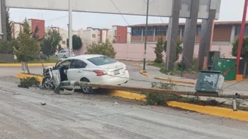 Vehículo impactado contra un poste de luz derribado en Fuentes de Tizayuca.