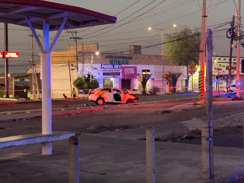 ¡Accidente fatal! Taxi se impacta contra árbol; deja un muerto y un herido en Pachuca