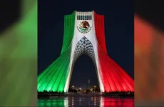 Torre Azadi se ilumina con los colores de México