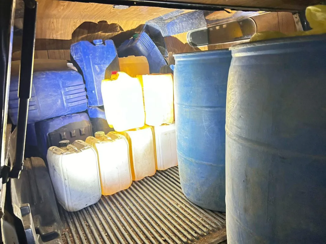 Detienen en Hidalgo a dos por posesión de hidrocarburo y armas de fuego