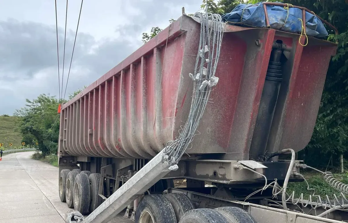 Derriba poste y deja a miles sin luz en San Felipe Orizatlán