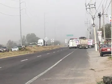 Bloqueo en la carretera Actopan-Ixmiquilpan genera caos vial este lunes