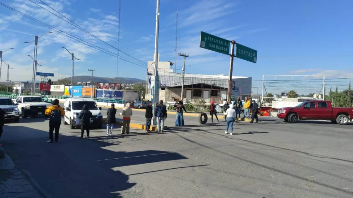 Se manifiestan contra carretera en Tula