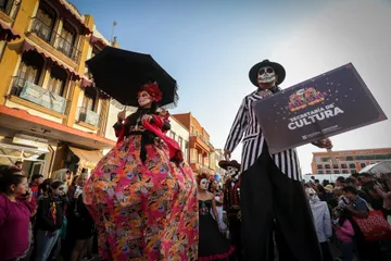 Desfile de catrinas y carros alegóricos en Pachuca