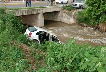 Automóvil cae al Río Papalote en Tizayuca; conductor resulta lesionado