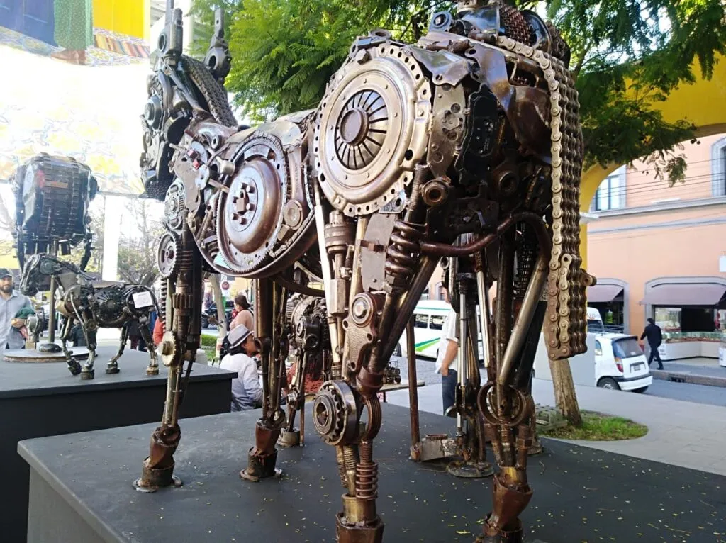 José Ramírez transforma la chatarra en arte metalizado