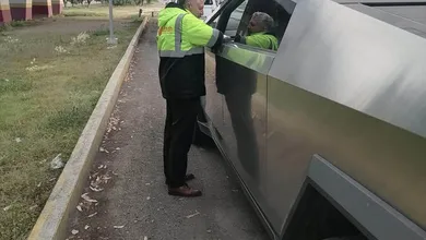 Cybertruck de Tesla es amonestada por invadir el carril exclusivo del Tuzobús en Pachuca