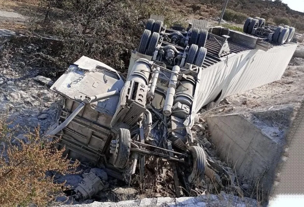 Vuelca tráiler de doble carga en carretera Palmillas-Portezuelo