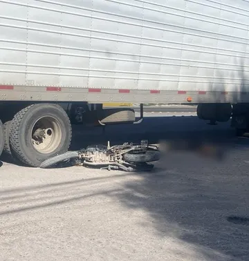 Motociclista pierde la vida al ser atropellado por un tráiler en Ixmiquilpan