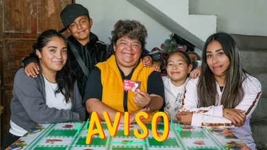 Mujeres consultan su estatus ante la Baja Masiva en Mujeres con Bienestar 2025 y el posible último pago del programa.