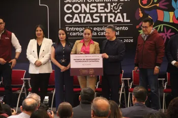 Entrega de equipo y cartografía catastral