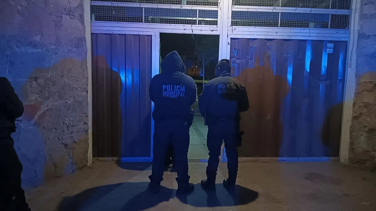 Autoridades acordonan afuera de un salón de eventos