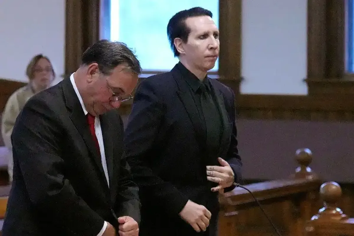 Marilyn Manson es sentenciado por sonarse la nariz sobre una camarógrafa
