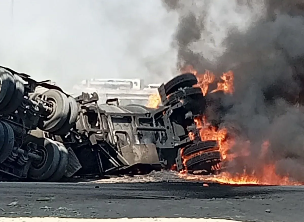 Choque entre tren y pipa de gas provoca fuerte incendio en la carretera Tula–Tlahuelilpan