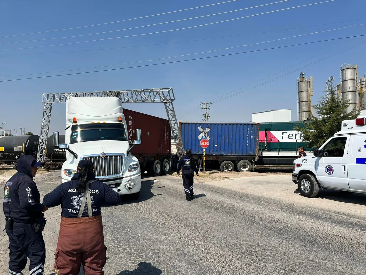 Tráiler choca contra tren tras quererle ganar el paso en Tizayuca