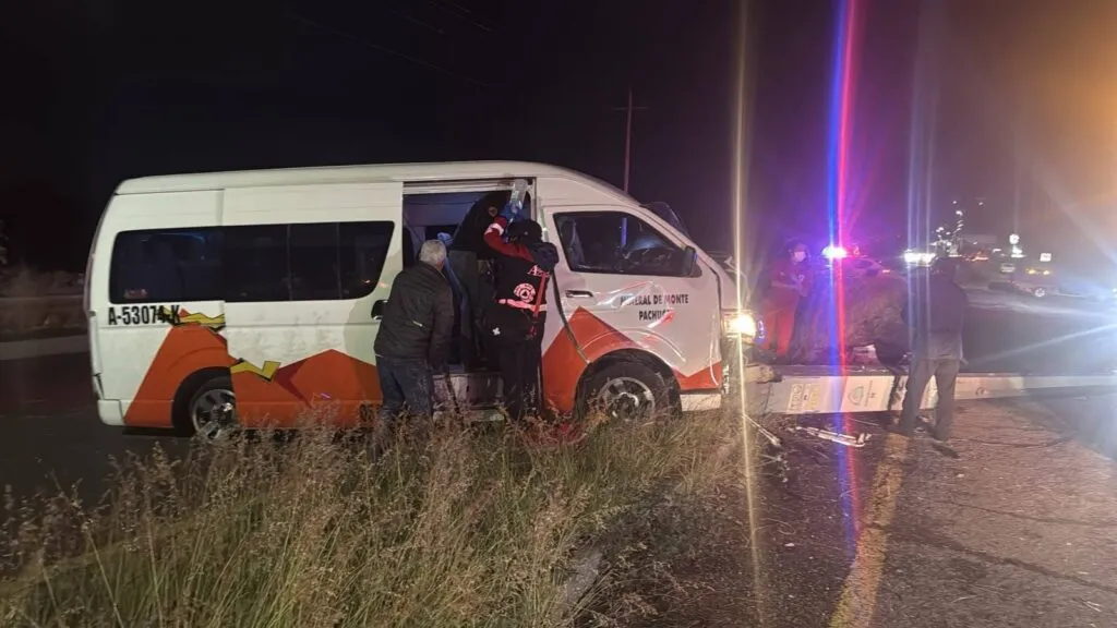 Conductor queda prensado tras choque de urvan en Atotonilco