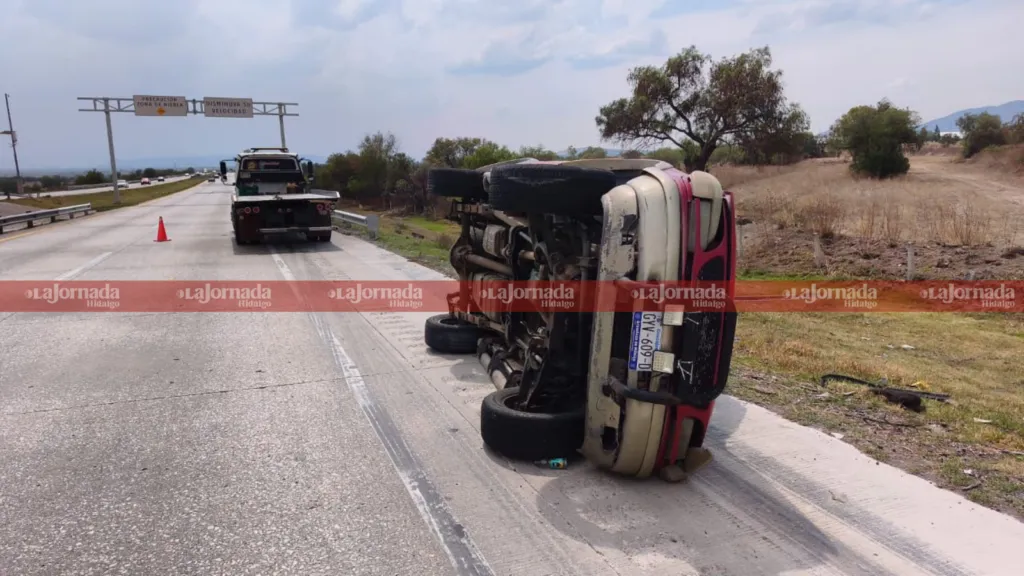 Aparatosa volcadura en el Arco Norte deja lesionados y caos vial en tramo Pachuca