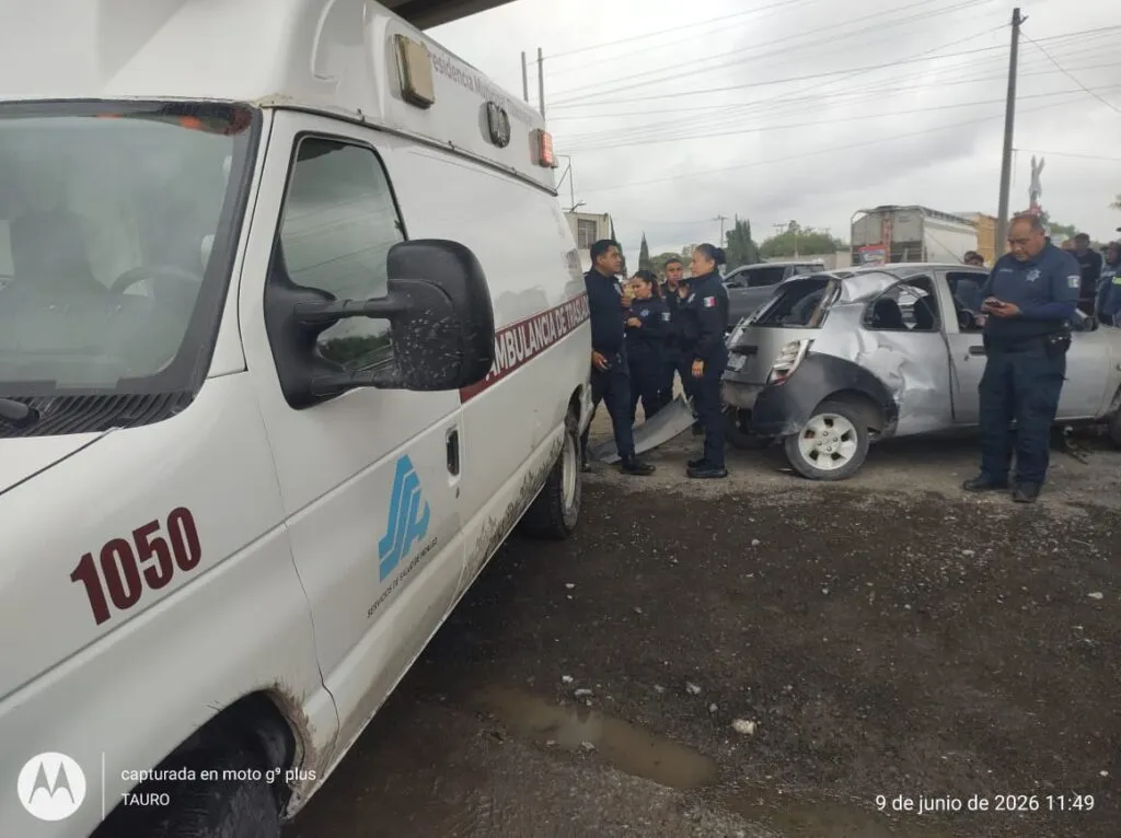 ¡Le quiso ganar y resulto mal! Tren embiste automóvil en Tlaxcoapan; mujer resulta lesionada