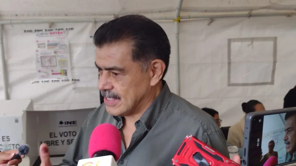 Francisco Olvera vota en elección judicial y califica al PRI como un partido obsoleto