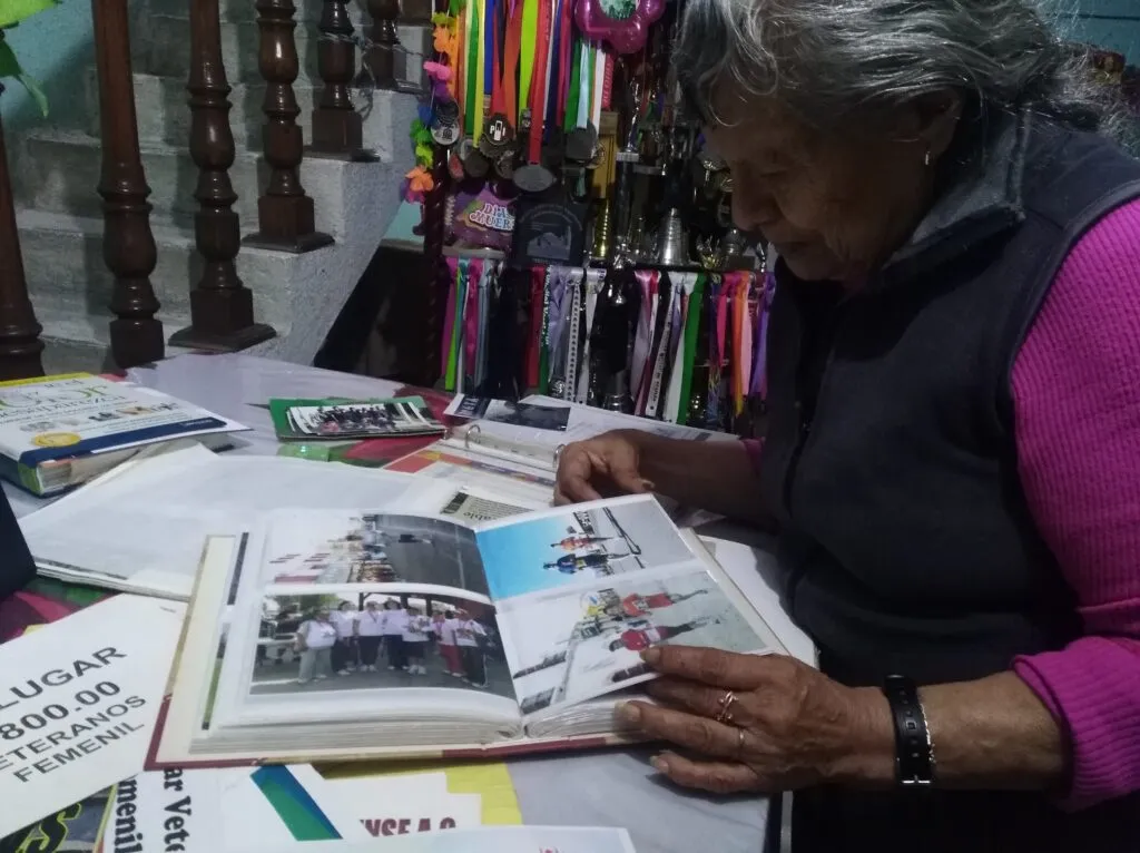“Yo entrenaré hasta que el cuerpo aguante”: atleta Reyna a sus casi 80 años