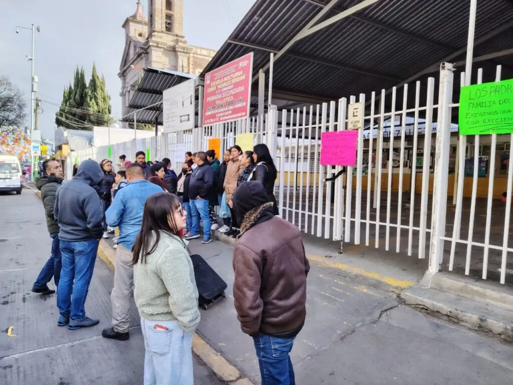 Tulancingo: madres y padres bloquean primaria tras retiro de maestra