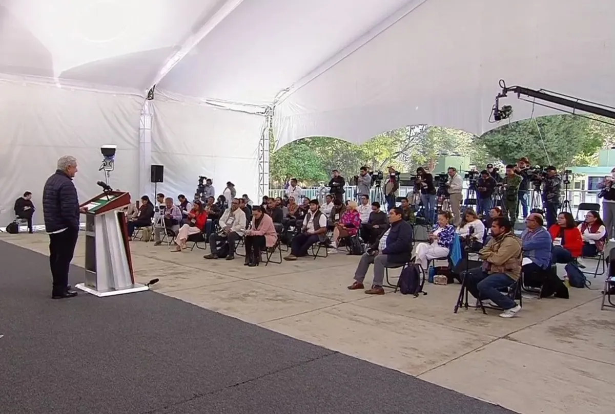 AMLO y Kerry revisarán proyectos conjuntos de energías renovables