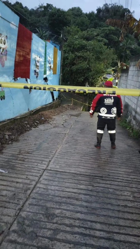 Lluvias golpean Tenango de Doria: aparece hundimiento en zona escolar