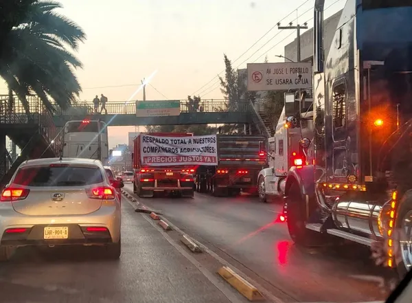 Bloqueos y protestas afectan carreteras del Valle de México.