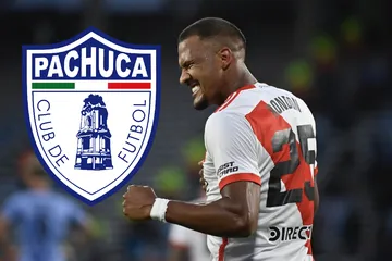 Foto de Salomón Rondón y el escudo del Pachuca.