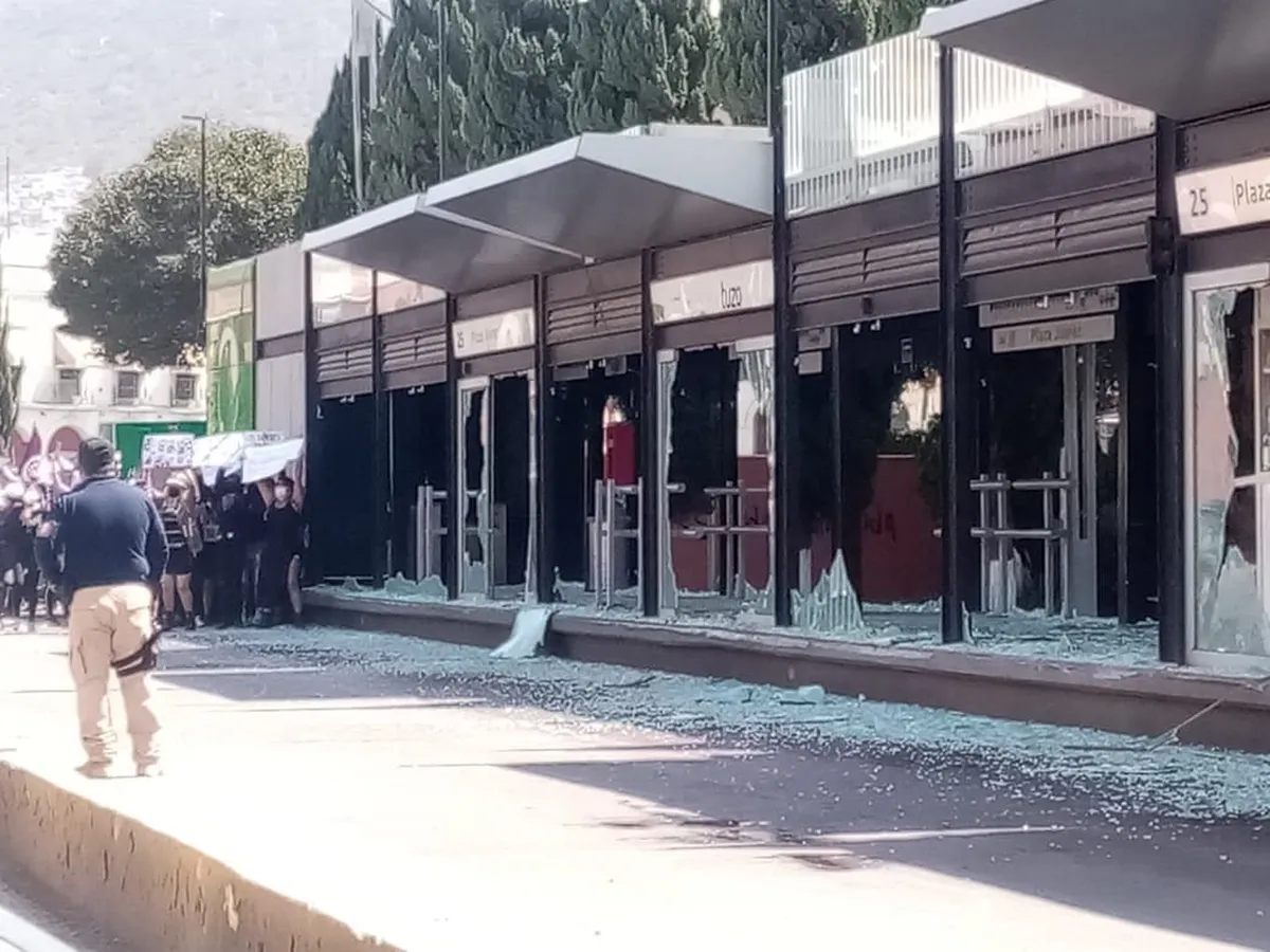 Modificarán diseño de tres estaciones del Tuzobús; cambiarán cristales por concreto